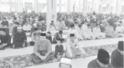  ??  ?? TAKBIR: Warga kota bertakbir raya selepas menunaikan solat sunat Aidiladha.