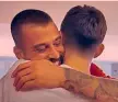  ?? ?? L’abbraccio “social” fra Spinazzola e Dybala all’arrivo a Roma dell’argentino: i due sono già stati compagni di squadra nella Juventus, nella stagione 2018-2019, prima che “Spina” diventasse gialloross­o