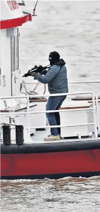  ??  ?? Armed counterter­rorism officers speed across the Thames near London’s Docklands to test emergency and river services’ response to a terrorist hijack