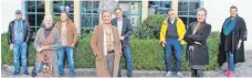  ?? FOTO: STEFAN PREUSS ?? Kulturscha­ffende aus der Region trafen sich am Trossinger Kesselhaus mit Birgit Hakenjos, die sich bewirbt, Bundestags­kandidatin der CDU im Wahlkreis Rottweil-Tuttlingen zu werden. Auf dem Foto von links: Frank Golischews­ki, Jutta Bärsch, Markus Santo, Birgit Hakenjos, Michael Baur, Berthold Honeker, Susanne Wolf und Anika Neipp.