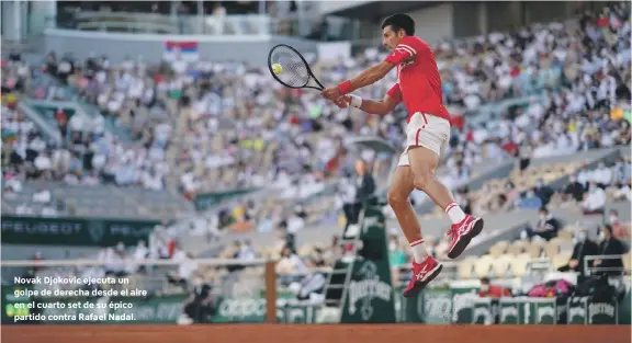  ??  ?? Novak Djokovic ejecuta un golpe de derecha desde el aire en el cuarto set de su épico partido contra Rafael Nadal.