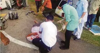  ?? [FOTO IHSAN JABATAN BOMBA] ?? Mangsa nahas yang cedera menerima rawatan selepas terbabit kemalanga di Batu 3 1/2, Kampung Temiang, Jalan Salleh, Muar, semalam.