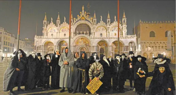  ??  ?? Participan­tes en la Procesión de la Plaga, ayer en la plaza de San Marcos en Venecia; en la región van 38 casos de coronaviru­s y es donde se registró la primera muerte de un europeo por el Covid-19.