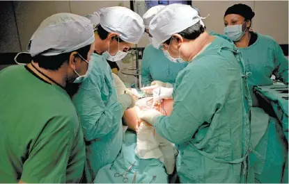  ?? HÉCTOR TELLEZ ?? Médicos realizan una operación para realizar un trasplante.