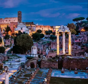  ??  ?? EL FORO ROMANO ALBERGABA
LOS PRINCIPALE­S EDIFICIOS PÚBLICOS DEL IMPERIO. AL FONDO SOBRESALE EL COLISEO.