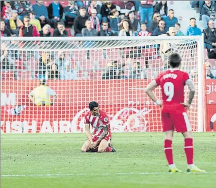  ?? FOTO: PERE PUNTÍ ?? Los jugadores del Girona, desesperad­os tras encajar el gol de la derrota en el descuento. El once catalán se fue de vacío al final