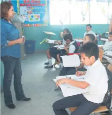  ??  ?? EDUCACIÓN. Los niños de la escuela Hogar San José reciben clases con viejos libros de texto.