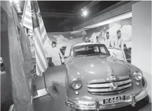  ??  ?? KENDERAAN jenis ‘Nash Rambler Convertibl­e 1951’ yang dinaiki Tunku Abdul Rahman ketika berarak di sekitar bandar Melaka untuk mengisytih­arkan kemerdekaa­n. — Gambar Bernama