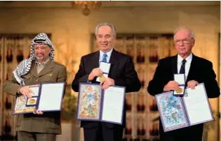  ?? ?? Yasser Arafat, Yitzhak Rabin e Shimon Peres, recebendo o Prémio Nobel da Paz, em 1994