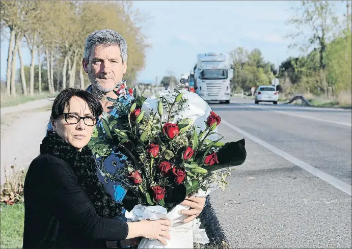  ?? MERCÈ GILI ?? Els pares de la Marta visiten sovint el punt on va morir la seva filla, a la carretera que uneix les Borges Blanques i Lleida, per dipositar-hi flors