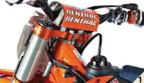  ??  ?? 1/ Neken équipe les KTM de série mais aussi les KTM officielle­s avec ses tés de fourche. Notez que Cairoli utilise des pontets classiques et non le système SFS pneumatiqu­e du fabricant français.