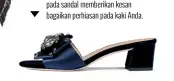  ??  ?? Valentina Bow Slide, batu permata pada sandal memberikan kesan bagaikan perhiasan pada kaki Anda.