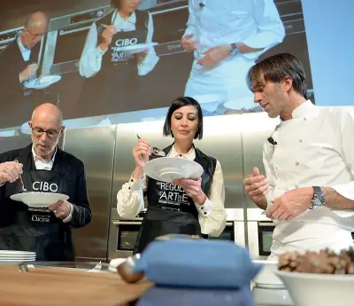  ??  ?? Sul palco A destra, Davide Oldani con Gabriele Salvatores e Candida Morvillo
(Foto Guido De Bortoli)