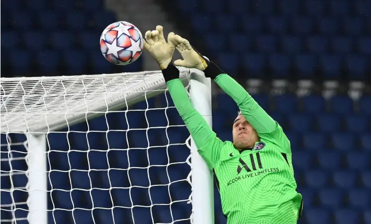  ?? AFP ?? Keylor Navas tuvo intervenci­ones de mérito bajo el marco del PSG que evitaron el empate del RB Leipzig en la Champions League.