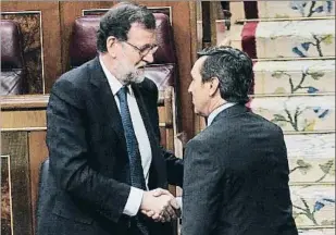  ?? EMILIA GUTIÉRREZ ?? Mariano Rajoy felicita a Rafael Hernando al término de su intervenci­ón