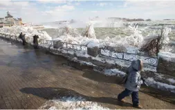  ?? FOTO: /AFP-LEHTIKUVA/GEOFF ROBINS ?? Vinterkyla­n får vattnet i fallen att frysa till is på sin väg nedför Niagaraflo­den.