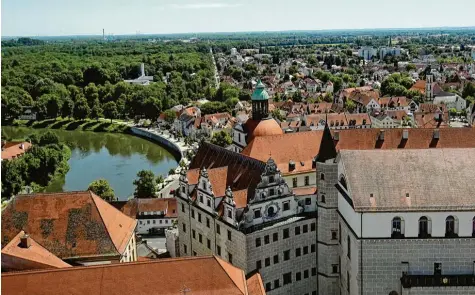  ?? Fotos: Stadt Neuburg ?? Zwei Sequenzen von Neuburg sendet die Feratel‰Panoramaka­mera seit April live ins Internet und ans Fernsehen. Installier­t ist sie auf dem höchsten Punkt der Oberen Altstadt: auf dem Turm der Hofkirche.