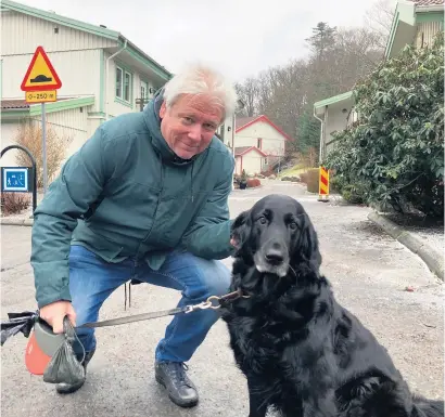  ?? Bild: Fredrik Hofflander ?? Sven-Erik Boström och hunden Bella bor nära den branddrabb­ade gården.