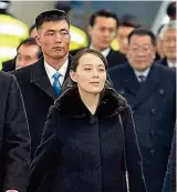  ??  ?? Kim Yo- jong wird bei ihrer Ankunft von Leibwächte­rn abgeschirm­t.