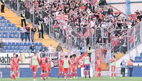  ?? FOTO: CH. WOLFF ?? Einen kühlen, aber durchaus noch nicht unfreundli­chen Empfang bereiteten die Fortuna-Fans der Mannschaft nach dem Arminia-Spiel in der Kurve.