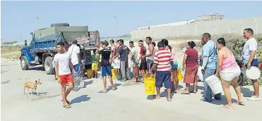  ?? CORTESíA ?? Los residentes de Villa Olímpica haciendo fila para obtener agua del carrotanqu­e.