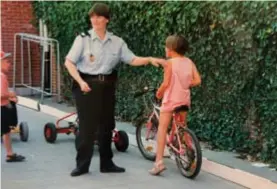  ?? © RR ?? Marina terwijl ze verkeersle­s geeft aan schoolkind­eren.