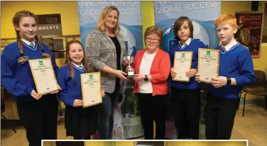  ?? Photo Joe Hanley ?? Sliabh a’Mhadra NS winners Hannah Ludgate, Siún Toomey, Triona Horan, Alex Freemantle and Oisín O’Callaghan who came first in the Kerry Science Teachers’ Associatio­n Primary Schools quiz. Also pictured is Principal Breda O’Dwyer (third from right) receiving the trophy from KSTA Chair Triona Horan.