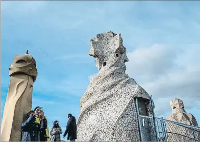  ?? XAVI JURIO ?? La azotea de la Pedrera, uno de los espacios emblemátic­os del edificio, con poca afluencia de visitantes