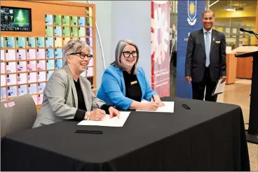  ?? HERALD PHOTO BY AL BEEBER ?? Provost and Vice-President (Academic) Penny Werthner of the U of C and the U of L’s Provost and Vice-President (Academic) Michelle Helstein pose for photos as U of L president and vice-president Digvir Jayas looks on after the signing of a Memorandum of Understand­ing between the schools on a new medical education training centre here that will begin operating in the fall of 2025.