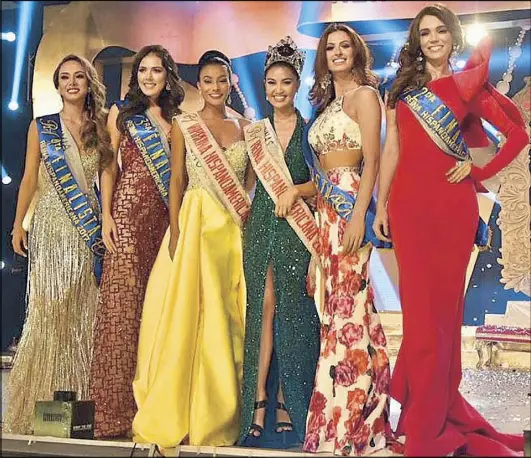  ??  ?? Reina Hispanoame­ricana 2017 winner Teresita Ssen Lacsamana Marquez (fourth from left), an actress more popularly known as Winwyn, is flanked by (from left) Katherine Añazgo Orozco of Bolivia (fourth runner-up), Karla Maria Lopez Berumen of Mexico...