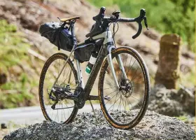 ??  ?? BELOW THE SCOTT ADDICT GRAVEL 20:“IT REALLY IS A DO ALL BIKE“