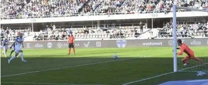  ?? FOTO: LEHTIKUVA/VESA MOILANEN ?? Teemu Pukkis iskalla straff gav betydde 1-0.