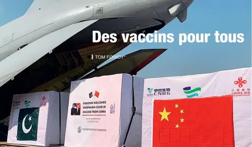  ??  ?? Le 1er février 2021, la remise d’un lot de vaccins anti-COVID-19 de fabricatio­n chinoise se tient sur la base aérienne de Noor Khan, près de la capitale pakistanai­se Islamabad.