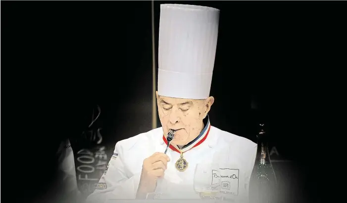  ?? Šéfkuchař Paul Bocuse ochutnává pokrmy připravené v rámci jím založené soutěže Bocuse d’Or. FOTO ČTK ?? Pan Paul.