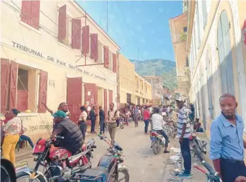  ?? JAQUELINE CHARLES/MIAMI HERALD ?? In Cap-Haïtien, where a near riot almost broke out shortly after President Joe Biden announced a new parole program for nationals of Haiti and three other countries, people crowd the immigratio­n office on Jan. 21.