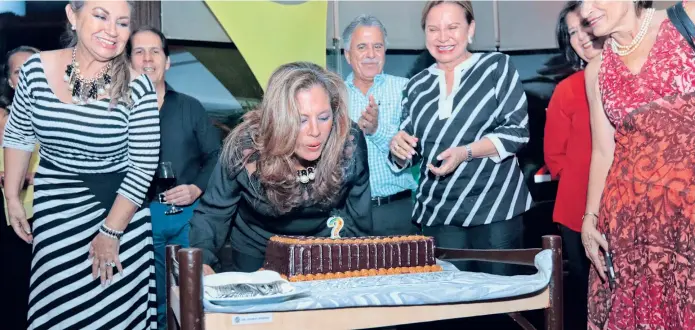  ?? FOTOS: MIGUEL CANALES // ?? Paola Rivera con un soplido dejó atrás sus 53 años.