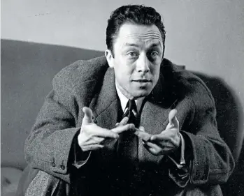  ??  ?? La noche de la verdad reúne los textos periodísti­cos de Camus.