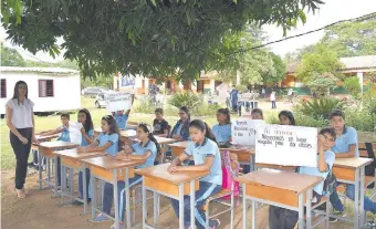  ??  ?? Alumnos de la escuela Feliciana Almada de Acosta reclaman “un lugar acogedor para dar clases”.