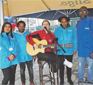  ?? ?? Combined Enniscrone Football Clubs Play Online: lottoraise­r.ie/ Enniscrone­CFC/ March 31. Blotto Jackpot €9,000. Winner:
Sligo BID volunteers with musician Ryan Scanlon at the launch of ‘Benny’s Bull Run’ in Queen Maeve’s Square last Friday.