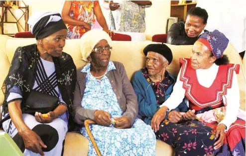  ?? Photo: Sue Maclennan ?? Kungiwe Cetu (blue dress) shares memories with friends, fellow retired nurses, from left, Nozipho Mphahlwa, Nontsikele­lo Dukisani and Grace Webb. Enjoying the conversati­on is Makana Mayor Nomhle Gaga, behind, who is also a former nurse.