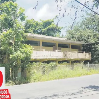  ??  ?? La escuela elemental Juan J. Osuna, del barrio Quebrada Negrito en Trujillo Alto, fue cerrada hace una década y desde entonces los vecinos del lugar abogan por su rescate.