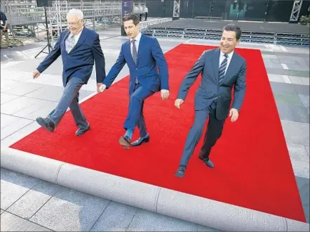  ?? Al Seib
Los Angeles Times ?? HOST Andy Samberg, center, rolls out the red carpet with producer Don Mischer, left, and academy Chairman Bruce Rosenblum.