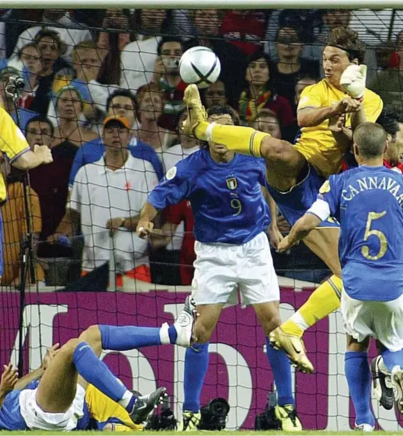  ??  ?? DET VAR DÅ DET. 2004 sparkade Zlatan in kvittering­smålet 1–1.