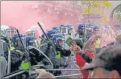  ?? REUTERS ?? Counter-protesters clash with police in London, Britain.