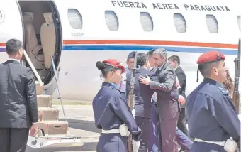  ??  ?? Mario Abdo Benítez (d) se despide de Hugo Velázquez antes de abordar el avión presidenci­al para emprender viaje con destino a Washington DC. Fue ayer, en el aeropuerto Silvio Pettirossi.