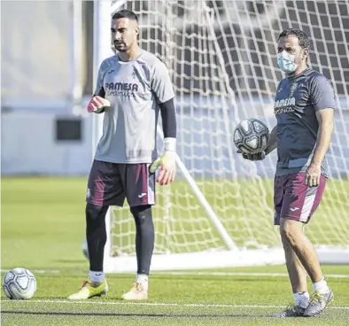  ?? VILLARREAL CF ?? Sergio Asenjo y Javi Calleja, durante el entrenamie­nto de ayer en las instalacio­nes de la Ciudad Deportiva. ▶▶