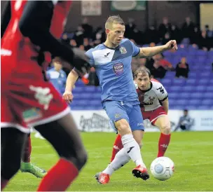  ?? Www.mphotograp­hic.co.uk ?? ●●Gary Stopforth plays the ball through midfield