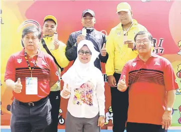  ??  ?? Fatimah (centre), Ong (left) and Chin posing with the winners of the men’s para F20 shot putt event (from left) Muhammad Hazim Hazal, O’neil Kok Duri and Mohd Ibrahim Yus after the prize presentati­on.