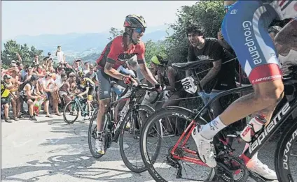  ?? FOTOS: EFE Y UNANUE ?? En la imagen de la izquierda, Julian Alaphilipp­e se impone con suficienci­a a Bauke Mollema en el sprint del Boulevard. Sobre estas líneas, Ion Izagirre se pone a rueda de Rudy Molard en plena subida a Murgil Tontorra y a la derecha, el francés del Quick Step y el holandés del Trek celebran al unísono, bañándose en cava, el resultado de la 38ª edición de la Clásica San Sebastián