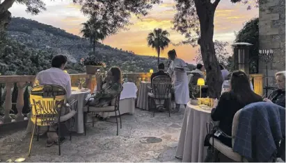  ?? ?? Auf der Terrasse des Restaurant­s El Olivo speist man unter alten Olivenbäum­en.